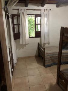 Habitación pequeña con cama y ventana en Casa Câmeron del Mar en San Rafael