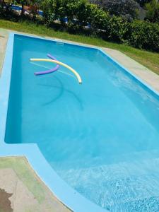 Una piscina azul con un par de pinzas. en Casa Câmeron del Mar en San Rafael