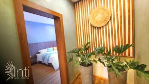 Postel nebo postele na pokoji v ubytování Hotel Inti Quito
