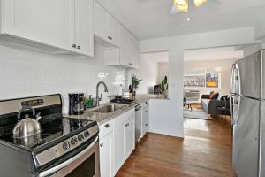 een keuken met witte kasten en een roestvrijstalen koelkast bij 1BR Picturesque Apt with Modern Amenities - Salem 8C in Arlington Heights