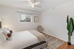 een slaapkamer met een bed en een plafondventilator bij 1BR Picturesque Apt with Modern Amenities - Salem 8C in Arlington Heights