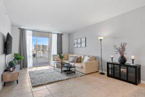 A seating area at Waterfront luxury new apartment