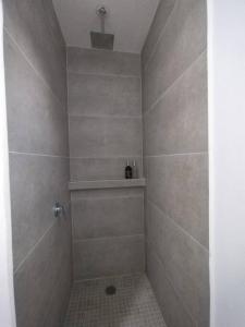 a bathroom with a shower with a tiled floor at CASA MANGO 3 Amplio departamento in Río Verde