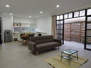 a living room with a couch and a table at Amplio departamento CASA MANGO in Ciudad Fernández