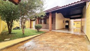 an external view of a house with a courtyard at Piscina, Churrasqueira, Wi-Fi, SmartTv, 4dorm, Comércios na porta in Itanhaém