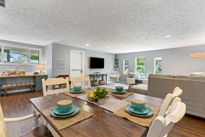 ボイジーにあるSunset Ave Lux! 4BR Large Home in Downtown Boiseのテーブルと椅子のあるダイニングルームとリビングルーム
