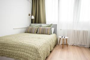 Tošin BunarにあるSmart luxのベッドルーム1室(ベッド1台、サイドテーブル付)