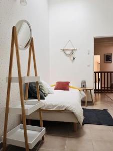 une chambre avec un lit avec un miroir au mur dans l'établissement Superbe maison plein centre, à Merville