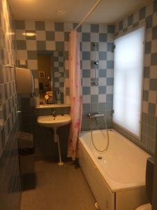 Kylpyhuone majoituspaikassa Koljonvirran Kartano