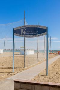 a sign for a volleyball court on the beach at Hotel Continental in Tortoreto Lido