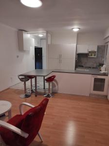uma sala de estar com mesa e cadeiras e uma cozinha em Astralis Factory Apartments-Marineta em Zagreb