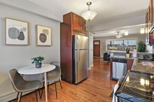 Η κουζίνα ή μικρή κουζίνα στο Tranquil 1BR Apartment in Arlington Heights - Salem 3C