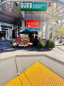 un edificio con un mercado de flores delante de él en Mission City Bay, en San Francisco