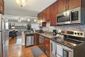 Η κουζίνα ή μικρή κουζίνα στο Tranquil 1BR Apartment in Arlington Heights - Salem 3C