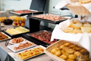 a buffet filled with lots of different types of food at Hotel Continental in Tortoreto Lido