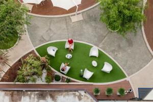 an overhead view of a table and chairs on a lawn at Hotel Continental in Tortoreto Lido