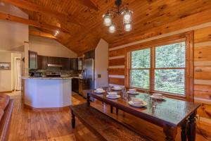 eine Küche mit einem Holztisch im Zimmer in der Unterkunft Log Inn at River Ridge in Boone