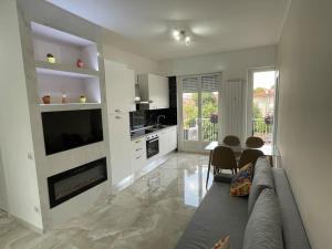 a living room with a couch and a kitchen at Appartamento confortevole M.I. Casa in Cusano Milanino