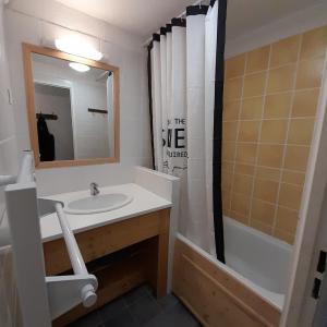 Bilik mandi di T2 confortable - Piscine chauffée - Super Besse +30 gambar