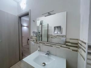 bagno bianco con lavandino e specchio di Residenza Borgo Trento a Verona