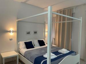 una camera con letto a baldacchino e coperta blu di Residenza Borgo Trento a Verona