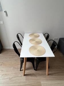 uma mesa branca com quatro cadeiras pretas à volta em Vip Apartments Valencia em Valência