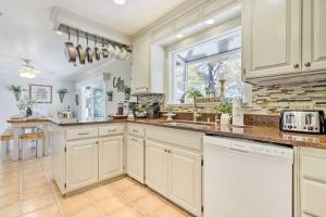 A kitchen or kitchenette at Modern California House with Private Hot Tub