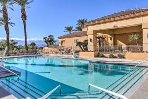 Bazén v ubytování Pool Access Mtn-View Palm Desert Home! nebo v jeho okolí