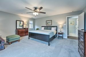- une chambre avec un lit et un ventilateur de plafond dans l'établissement Peaceful Millington Home about 13 Mi to Memphis!, à Millington