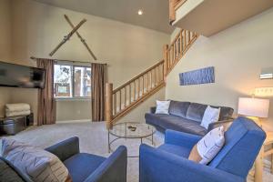 uma sala de estar com cadeiras azuis e um sofá em Family-Friendly Mountain Cabin Near Donner Lake em Soda Springs