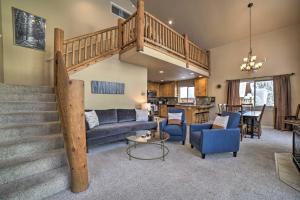 ein Wohnzimmer mit einem Sofa und einer Treppe in der Unterkunft Family-Friendly Mountain Cabin Near Donner Lake in Soda Springs