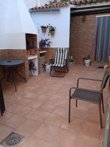 eine Terrasse mit 2 Stühlen und einem Tisch in der Unterkunft El patio de Marcos in La Recueja