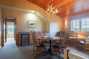 uma sala de jantar com mesa e cadeiras em Gallatin River Lodge em Bozeman