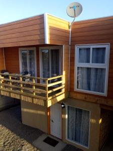 una casa con una terraza y una mesa en ella en Familiar 1 Rocas del Mar, en Pichilemu