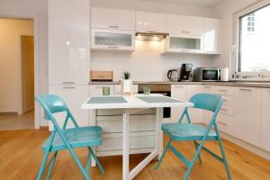 A kitchen or kitchenette at Modern Balcony Apartment with free Parking
