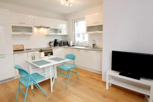 A kitchen or kitchenette at Modern Balcony Apartment with free Parking