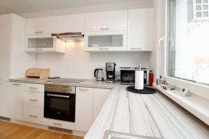 A kitchen or kitchenette at Modern Balcony Apartment with free Parking