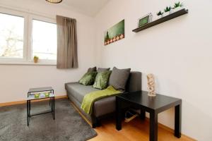 A seating area at Modern Balcony Apartment with free Parking
