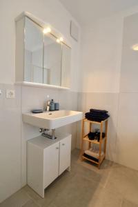 A bathroom at Modern Balcony Apartment with free Parking