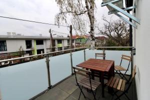 A balcony or terrace at Modern Balcony Apartment with free Parking