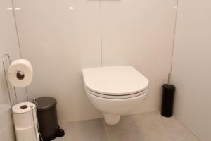 A bathroom at Modern Balcony Apartment with free Parking
