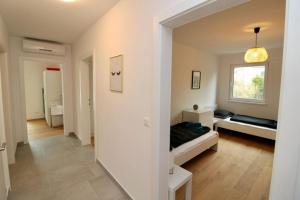 A seating area at Modern Balcony Apartment with free Parking