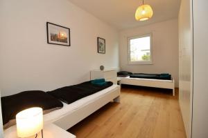 A seating area at Modern Balcony Apartment with free Parking