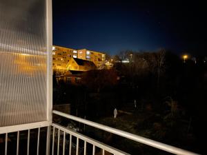 balcone con vista sulla città di notte di Peaceful living, 4 minutes from the city center a Košice