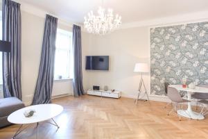 Telewizja i/lub zestaw kina domowego w obiekcie Pink Grapefruit City Condo