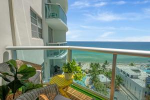 uma varanda com vista para o oceano em Alquiler temporario Miami em Hollywood