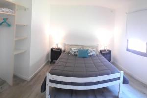 Un dormitorio con una cama con almohadas azules. en Ohana del bosque, en Mar del Plata