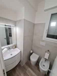 een witte badkamer met een wastafel en een toilet bij Nel Sole Superior in Bologna