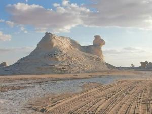 Ein Berg mitten in der Wüste. in der Unterkunft Western desert safari in Bawati