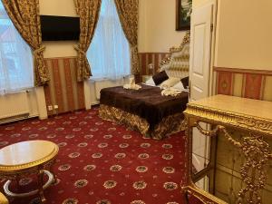 Кровать или кровати в номере Hotel Klarinn Prague Castle